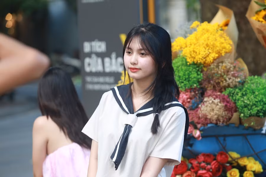 Bạn Minh Khuê (19 tuổi, Hà Đông) chia sẻ: "Mình phải dậy từ 5h sáng để đến đây mới có thể chọn được góc chụp đẹp", còn bạn Trà My (23 tuổi, Đống Đa thì hào hứng: "Thời tiết nắng lên mới có ảnh đẹp, năm nào em cũng có một bộ ảnh sống ảo ở con đường này".