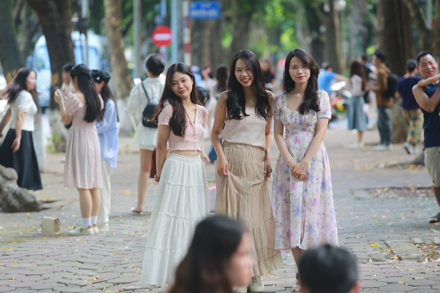 Ngay từ sáng sớm, rất nhiều "nàng thơ" đã có mặt ở Phan Đình Phùng, có người đi chụp theo nhóm, có người đi cùng với bạn, có những cặp đôi, và cũng có cả những đoàn đông người.