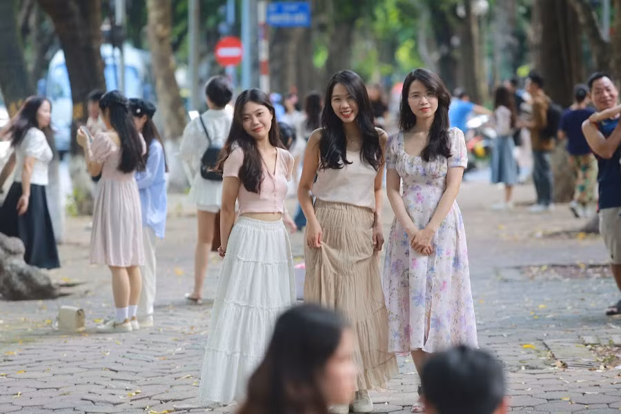 Ngay từ sáng sớm, rất nhiều "nàng thơ" đã có mặt ở Phan Đình Phùng, có người đi chụp theo nhóm, có người đi cùng với bạn, có những cặp đôi, và cũng có cả những đoàn đông người.