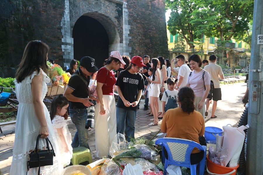 Theo khảo sát, giá một bó hoa dao động từ 70.000-200.000 nghìn đồng tùy loại. Cùng với số lượng người chụp ảnh đông đúc, số lượng xe hoa cũng tăng theo.