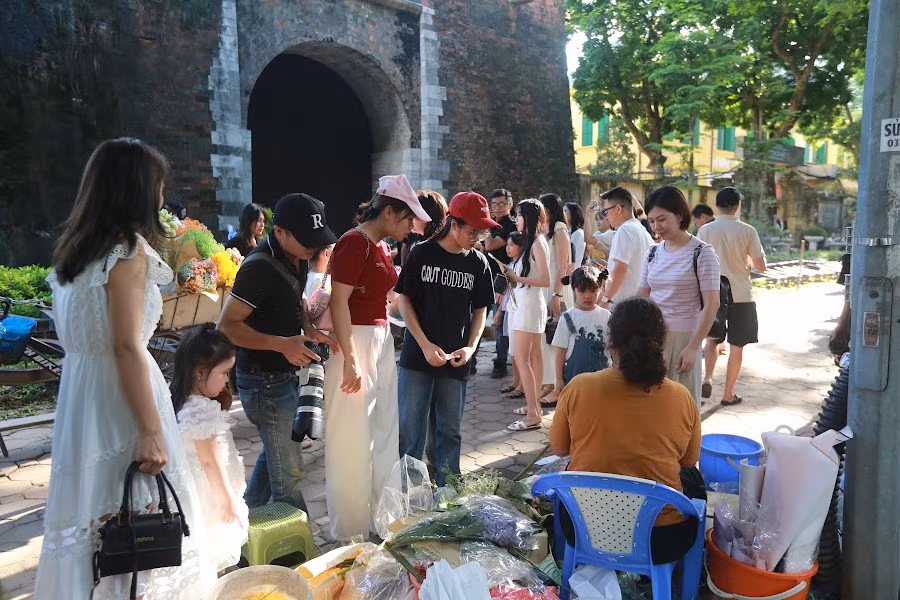 Theo khảo sát, giá một bó hoa dao động từ 70.000-200.000 nghìn đồng tùy loại. Cùng với số lượng người chụp ảnh đông đúc, số lượng xe hoa cũng tăng theo.