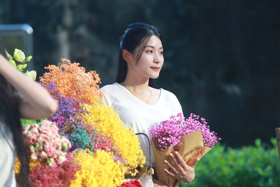 Thời tiết Hà Nội dù đã chớm thu nhưng vẫn còn nắng khá gay gắt, nhiệt độ tăng cao về trưa và đầu giờ chiều, nhưng không ngăn cản được dòng người nô nức đổ về để có được đôi ba tấm ảnh thật đẹp.