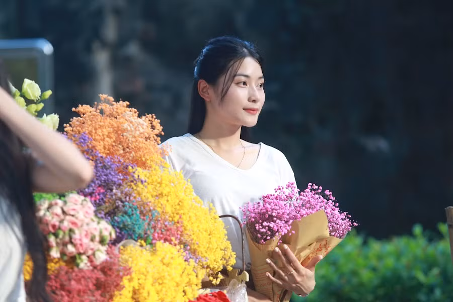 Thời tiết Hà Nội dù đã chớm thu nhưng vẫn còn nắng khá gay gắt, nhiệt độ tăng cao về trưa và đầu giờ chiều, nhưng không ngăn cản được dòng người nô nức đổ về để có được đôi ba tấm ảnh thật đẹp.