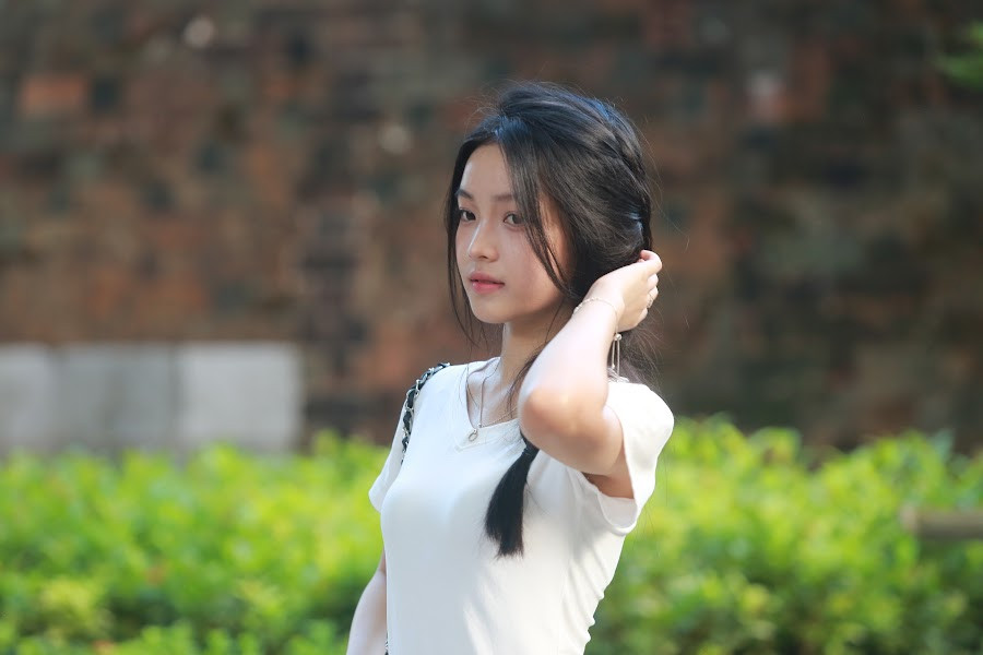 Ngoài các bạn nữ, các bà, các cô cũng rủ nhau xúng xính xuống phố chụp ảnh.