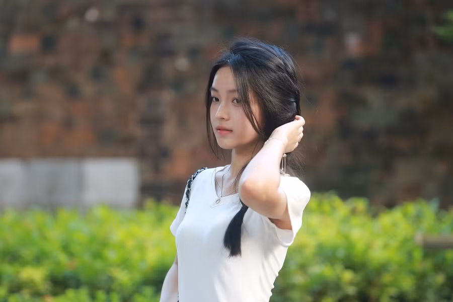 Ngoài các bạn nữ, các bà, các cô cũng rủ nhau xúng xính xuống phố chụp ảnh.