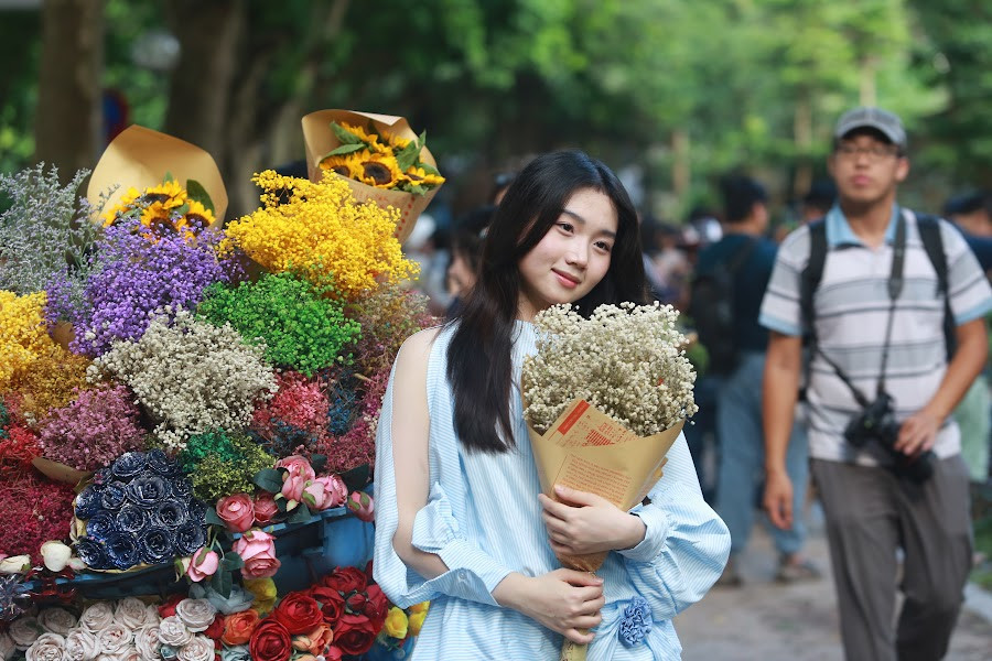 "Nàng thơ" tạo dáng bên xe hoa.