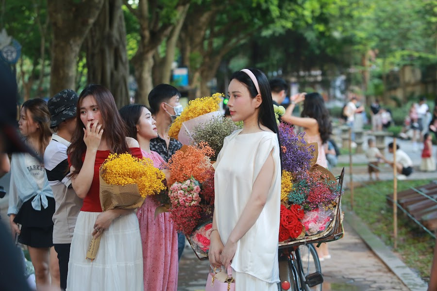 ...kết hợp cũng phụ kiện như túi xách, cài tóc cùng lối trang điểm nhẹ nhàng để có bức hình lung linh nhất.