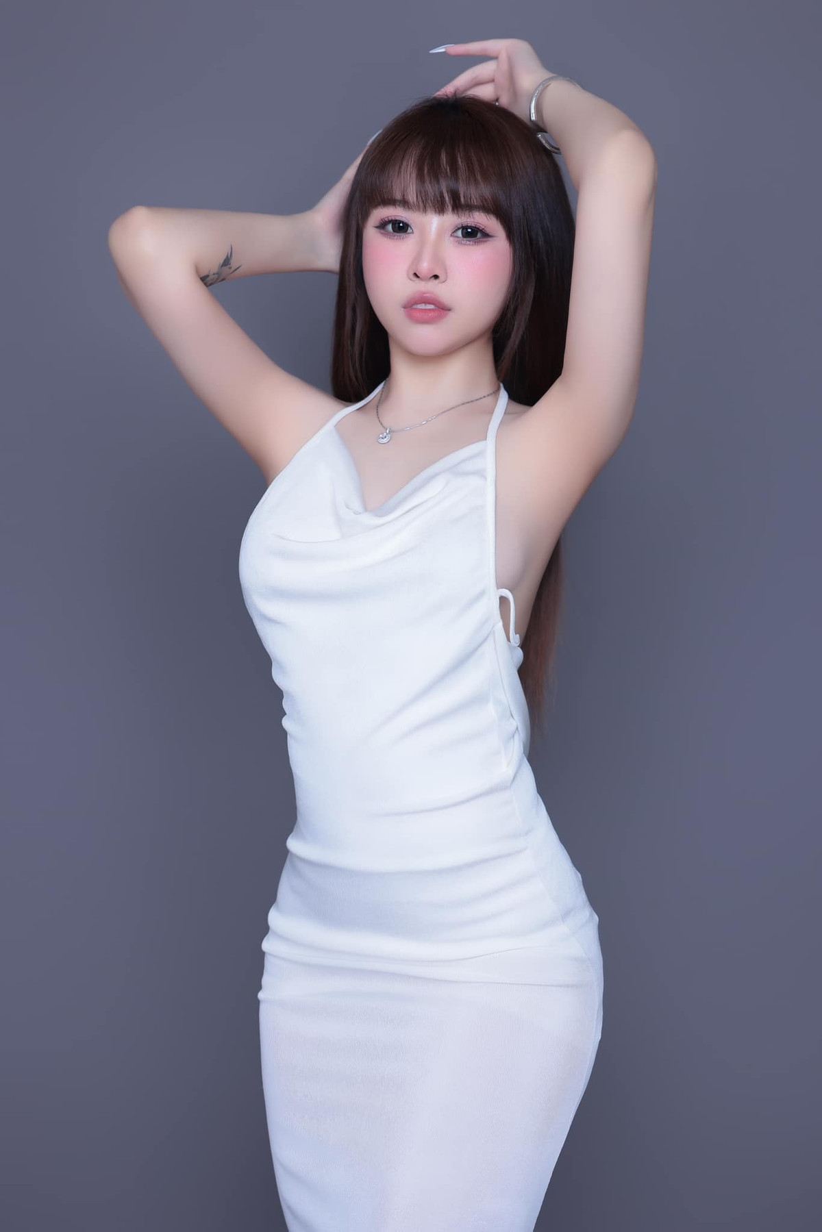 Cô nàng sở hữu thân hình cực chuẩn với vòng 1 và vòng 3 nảy nở cùng vòng eo con kiến.