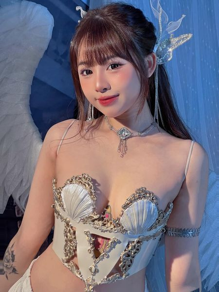 Nàng mẫu theo đuổi phong cách gợi cảm.