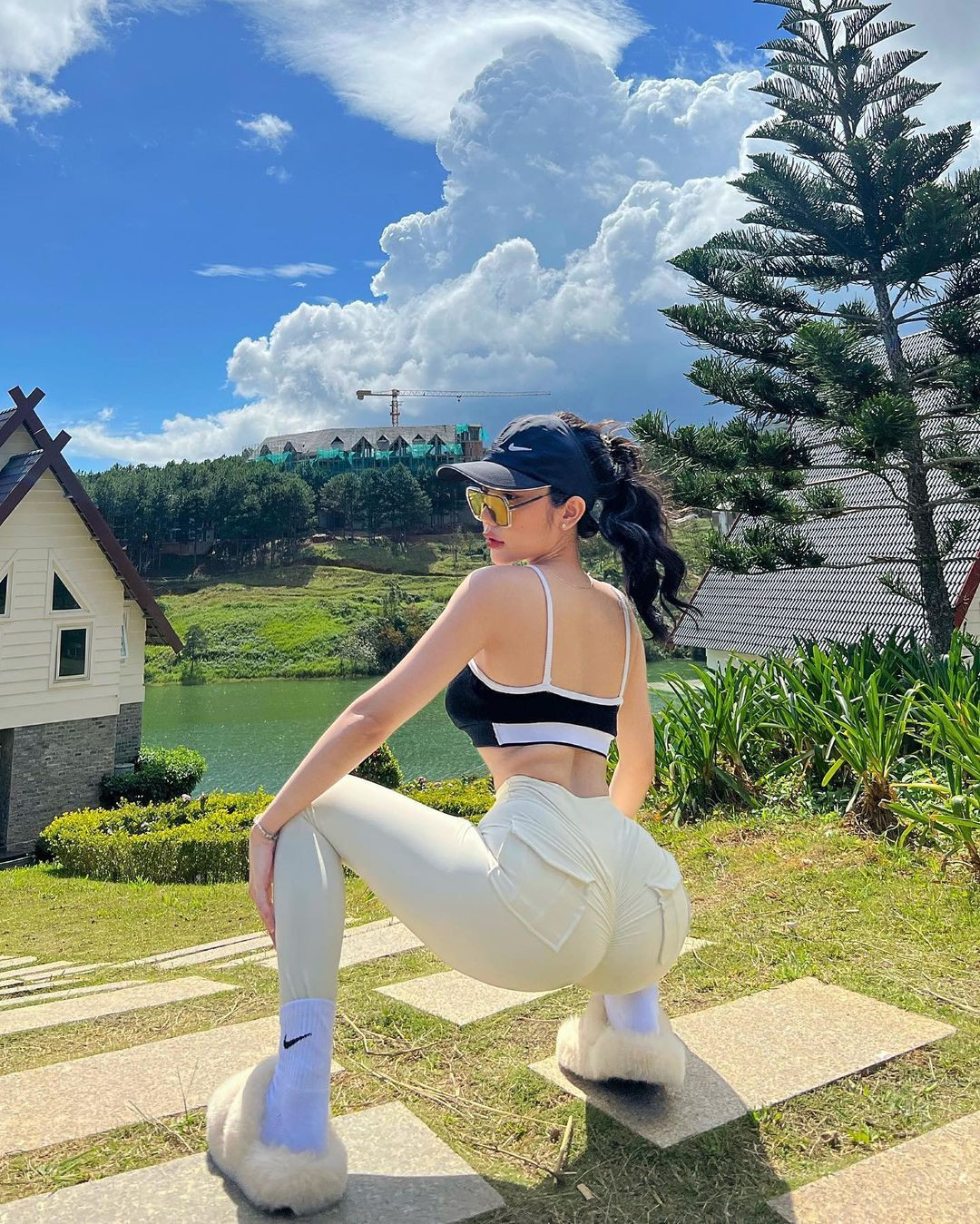 Mỹ Diện sở hữu vòng eo con kiến khiến nhiều cô nàng phải mơ ước.