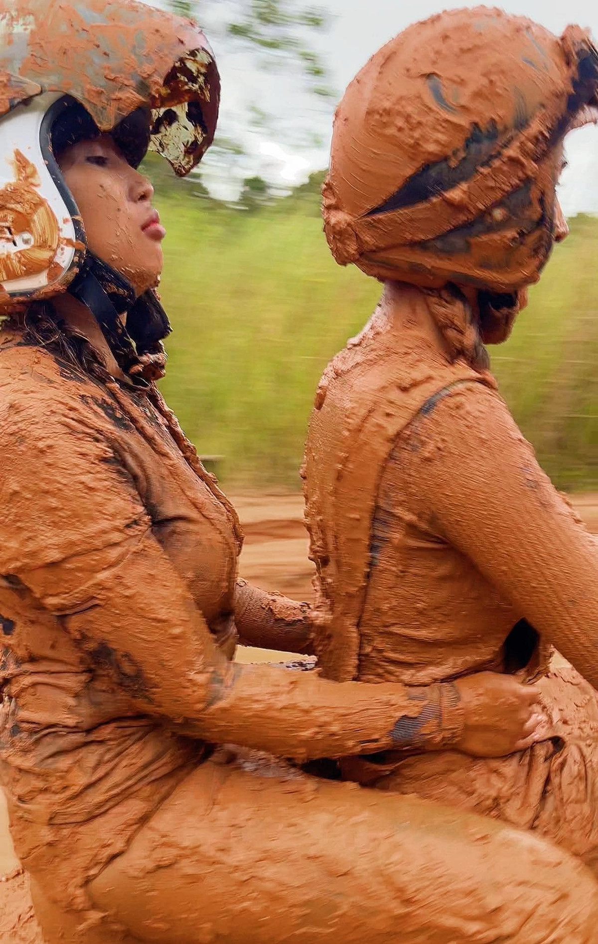 "Nhìn ánh mắt của cô bạn ngồi chắc đang muốn nói nhiều điều với bạn mình lắm...", "tin tưởng tay lái của bạn và cái kết" - Netizen bình luận phía dưới những hình ảnh.