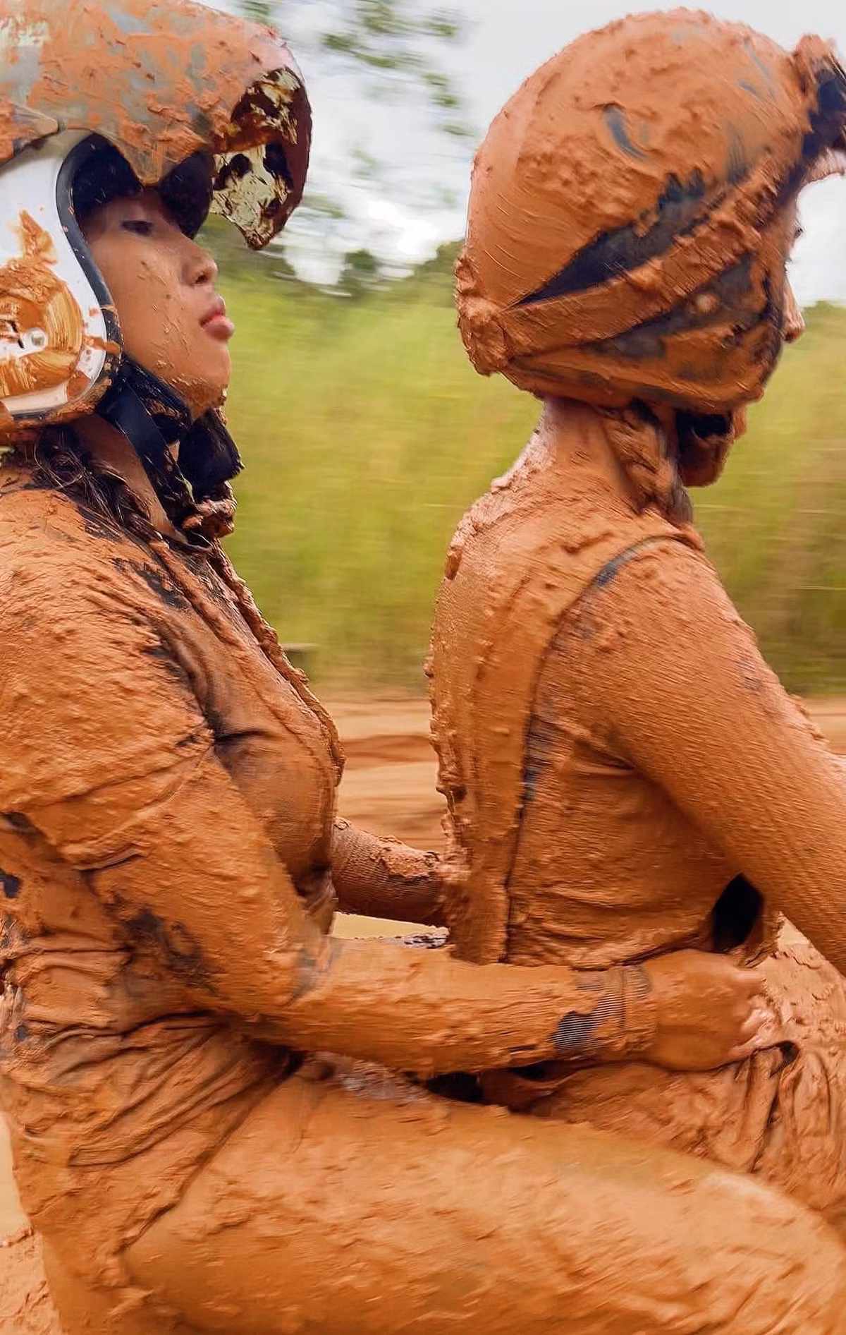 "Nhìn ánh mắt của cô bạn ngồi chắc đang muốn nói nhiều điều với bạn mình lắm...", "tin tưởng tay lái của bạn và cái kết" - Netizen bình luận phía dưới những hình ảnh.