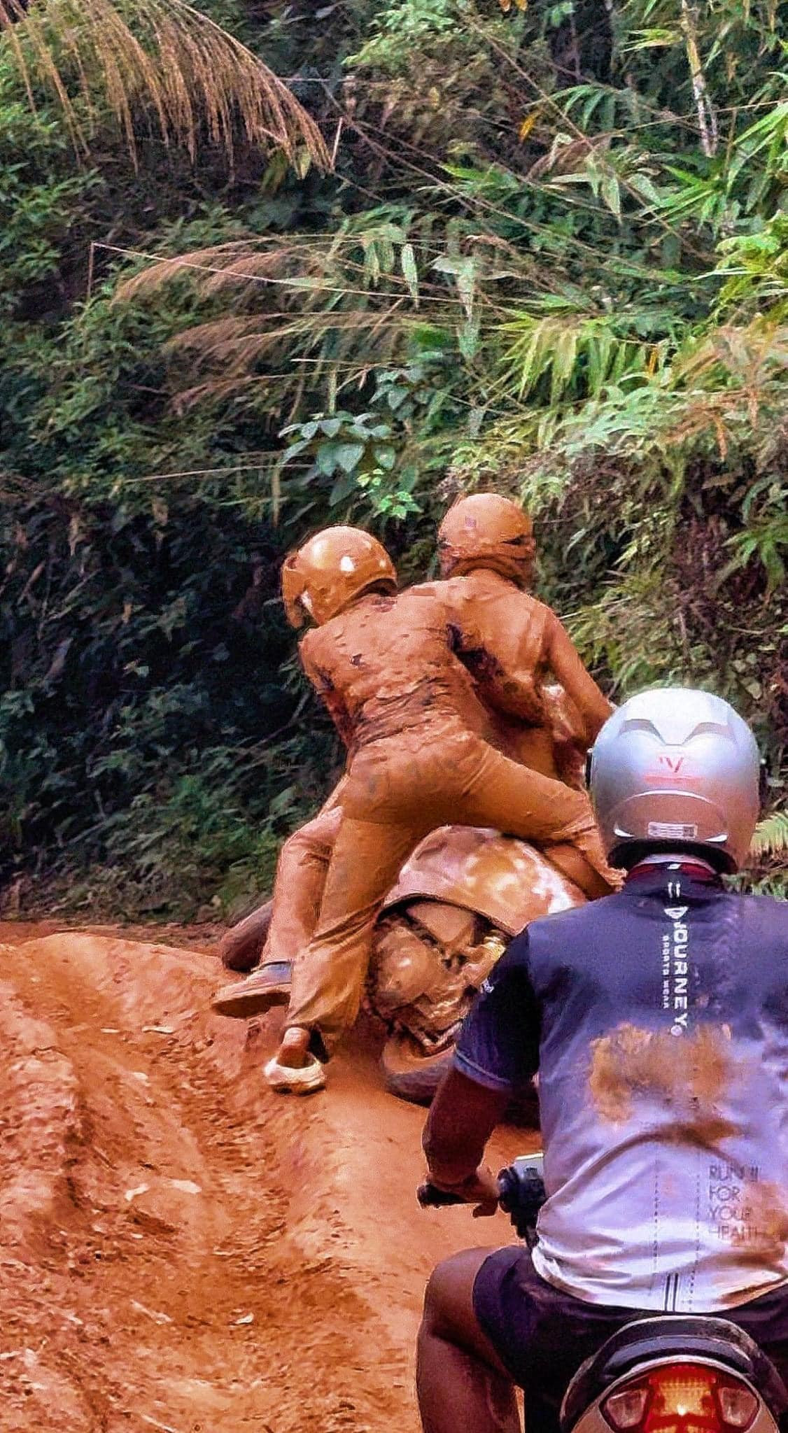 Sau khi vượt qua "sóng gió" lần đầu, 2 cô gái vẫn cố gắng tiếp tục hành trình.