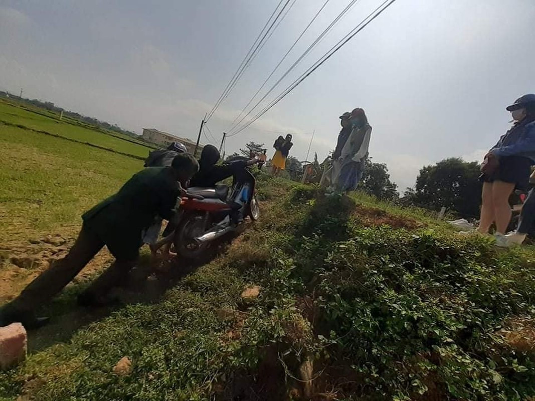 Phải nhờ có sự giúp đỡ của người qua đường mới có thể đưa xe máy lên.