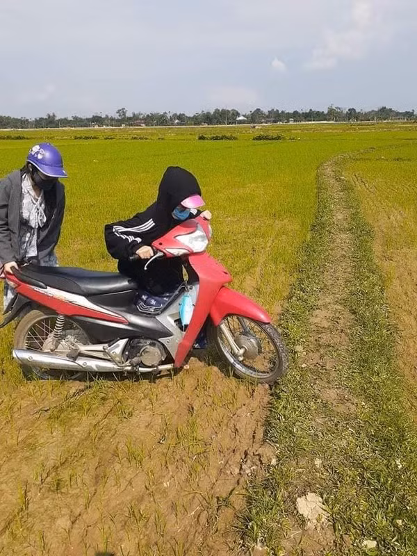 2 cô bạn này bằng một cách nào đó lại lao cả người cả xe xuống ruộng, dù đường khá vắng.