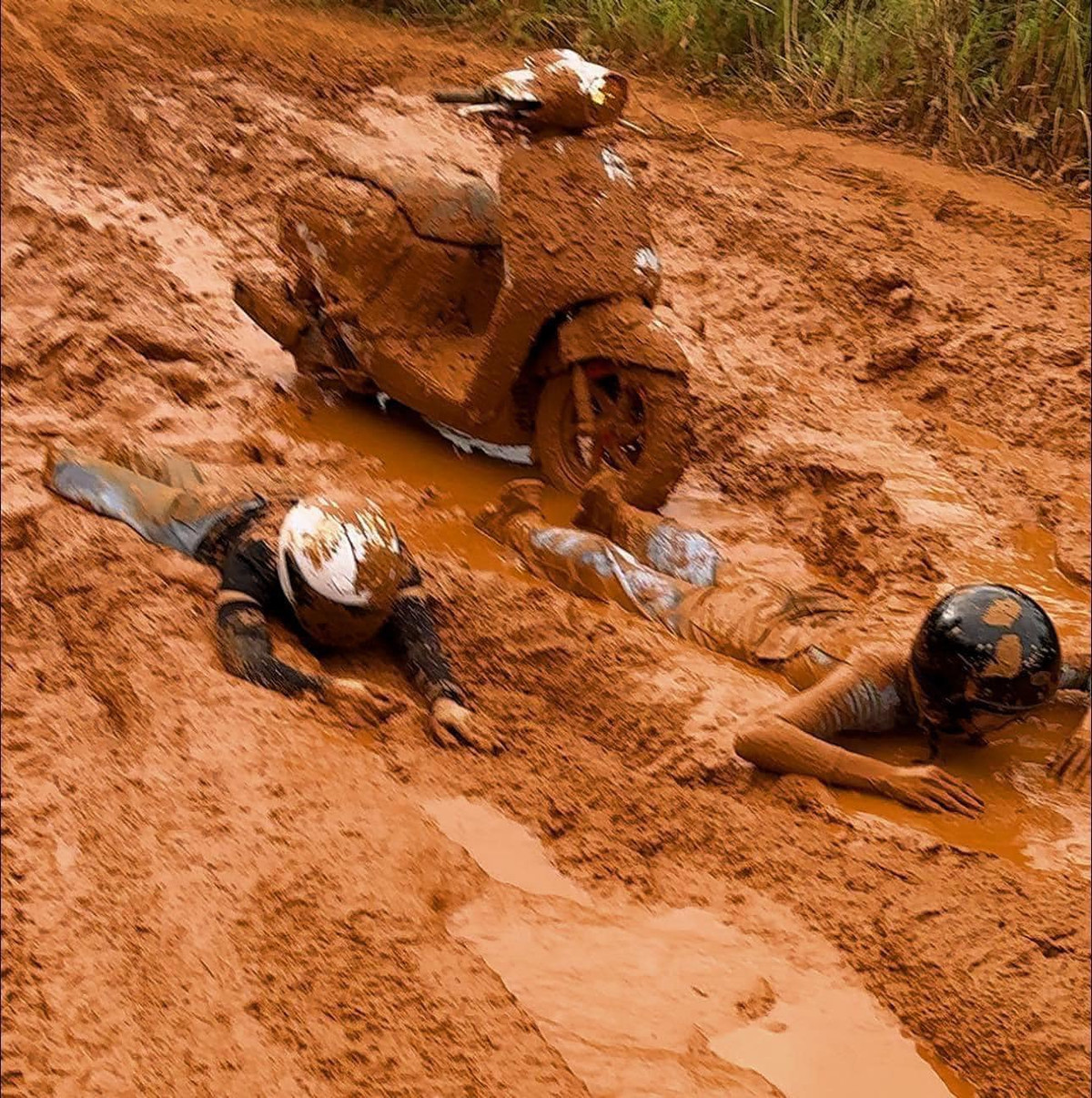 Cái kết là đây... Sau khi ngã xuống dựng được xe dậy, cả 2 không thể đứng vững mà ngã lăn giữa sình bùn đất đỏ.