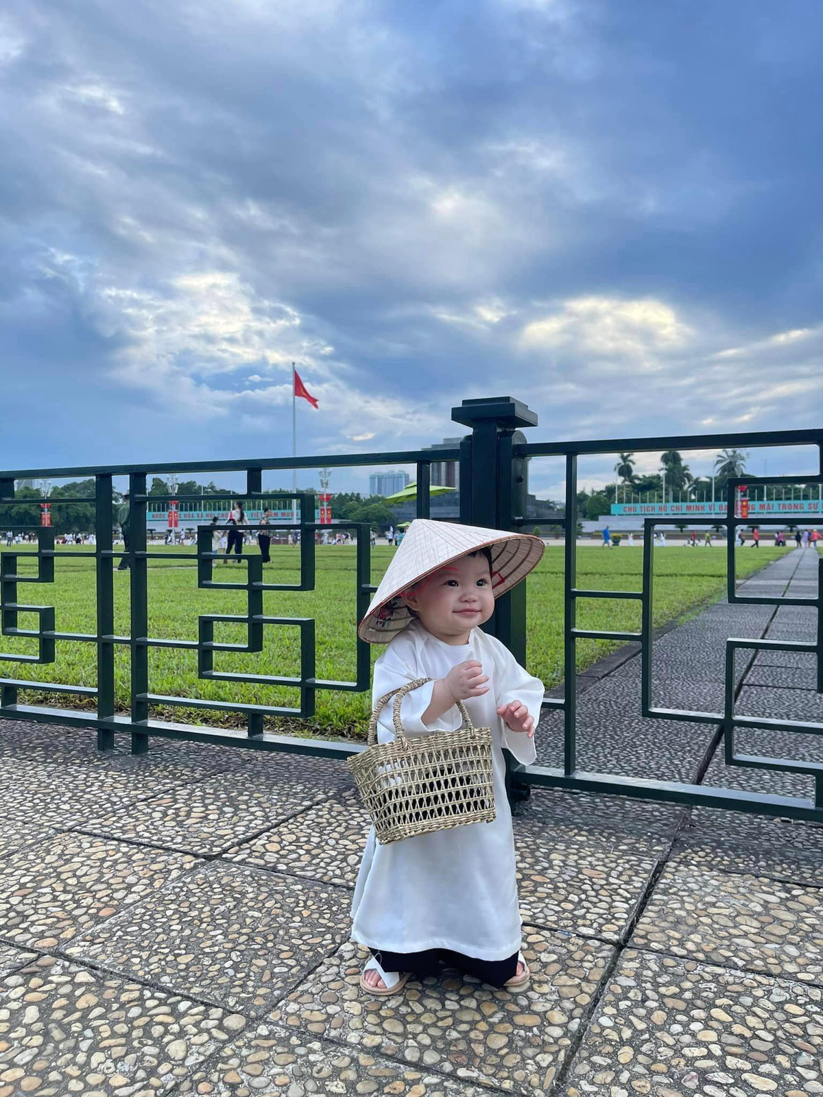 Nhiều mẹ còn đầu tư cho em bé nhà mình mặc hẳn áo dài. (Ảnh: Lai Thi Loan)