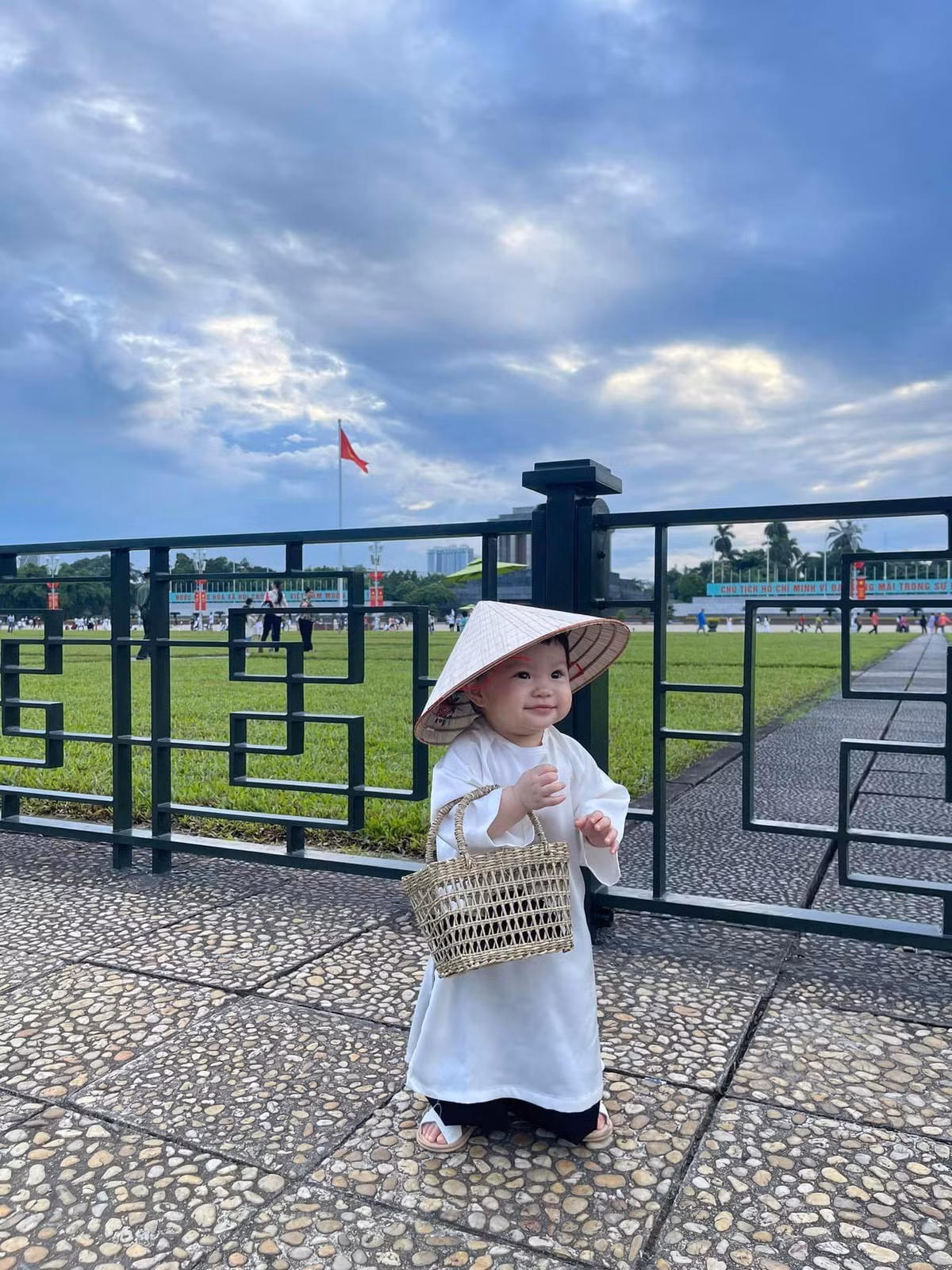 Nhiều mẹ còn đầu tư cho em bé nhà mình mặc hẳn áo dài. (Ảnh: Lai Thi Loan)