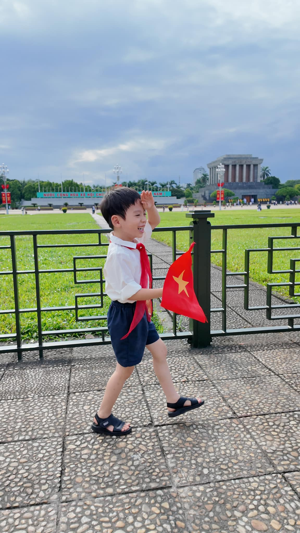 Trào lưu chụp hình mừng Quốc khánh 2/9 cho các "búp măng non" đang lan tỏa mạnh khắp các nền tảng mạng xã hội những ngày qua và chưa có dấu hiệu hạ nhiệt. (Ảnh: Oanh Kim Nguyễn)