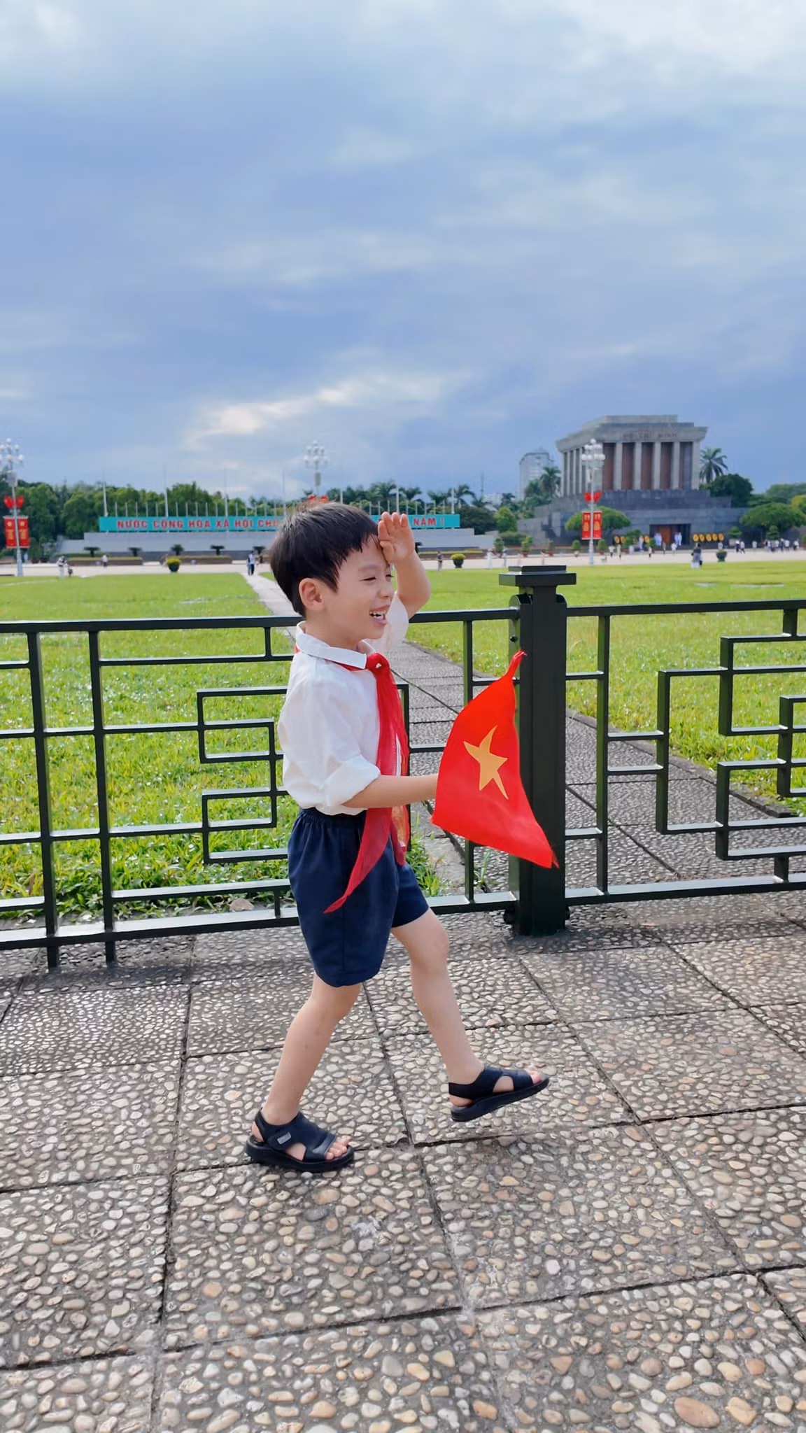 Trào lưu chụp hình mừng Quốc khánh 2/9 cho các "búp măng non" đang lan tỏa mạnh khắp các nền tảng mạng xã hội những ngày qua và chưa có dấu hiệu hạ nhiệt. (Ảnh: Oanh Kim Nguyễn)