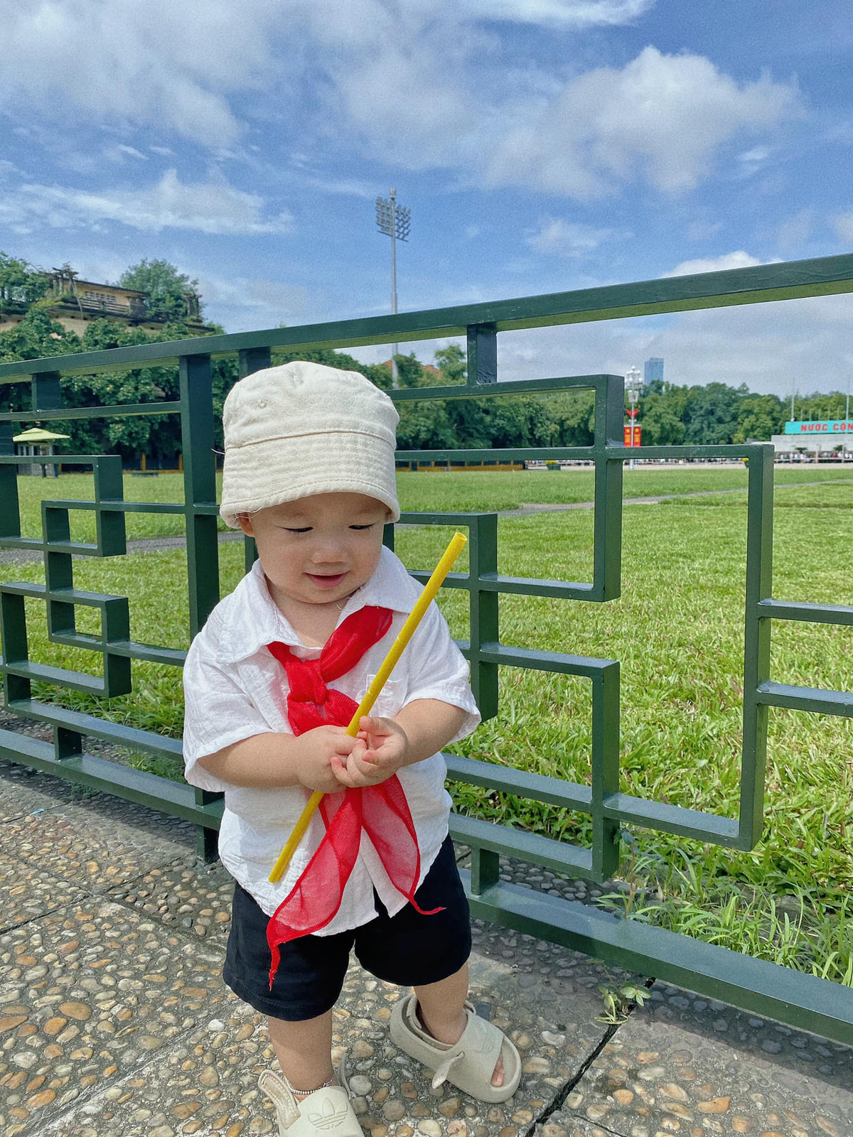 Trang phục chuẩn cháu ngoan Bác Hồ. (Ảnh: Lee Ng)