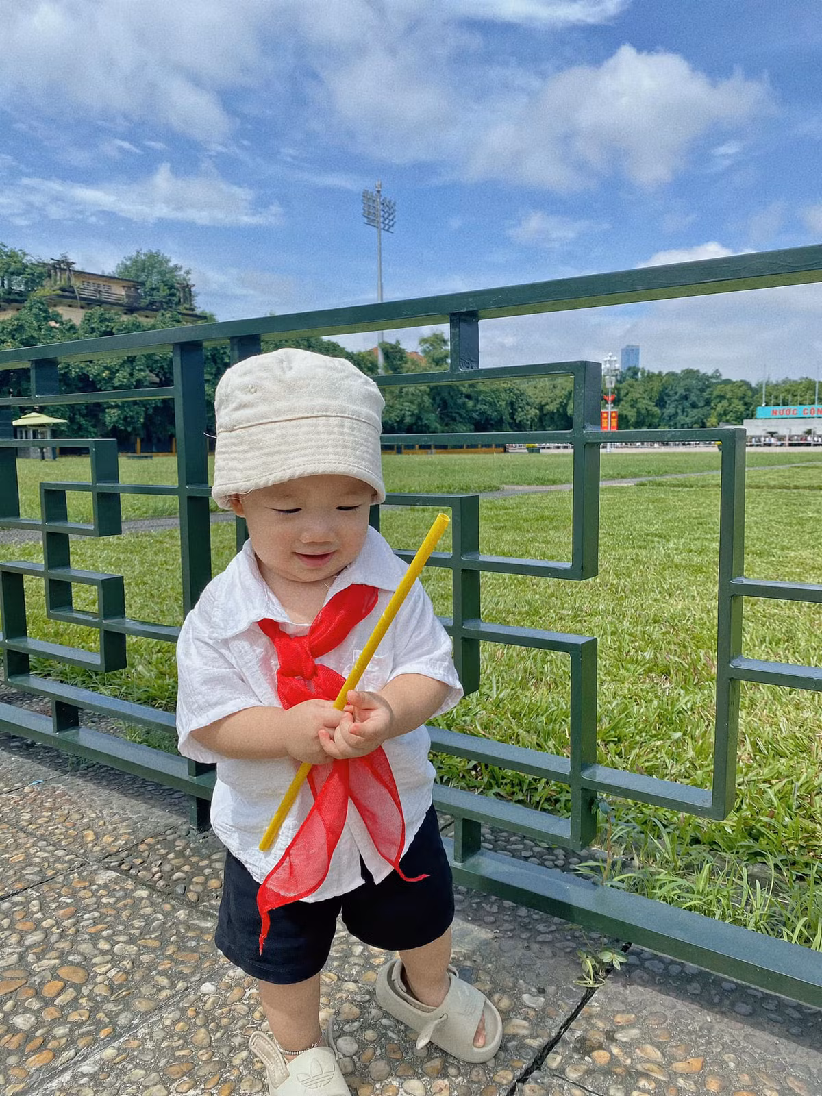 Trang phục chuẩn cháu ngoan Bác Hồ. (Ảnh: Lee Ng)