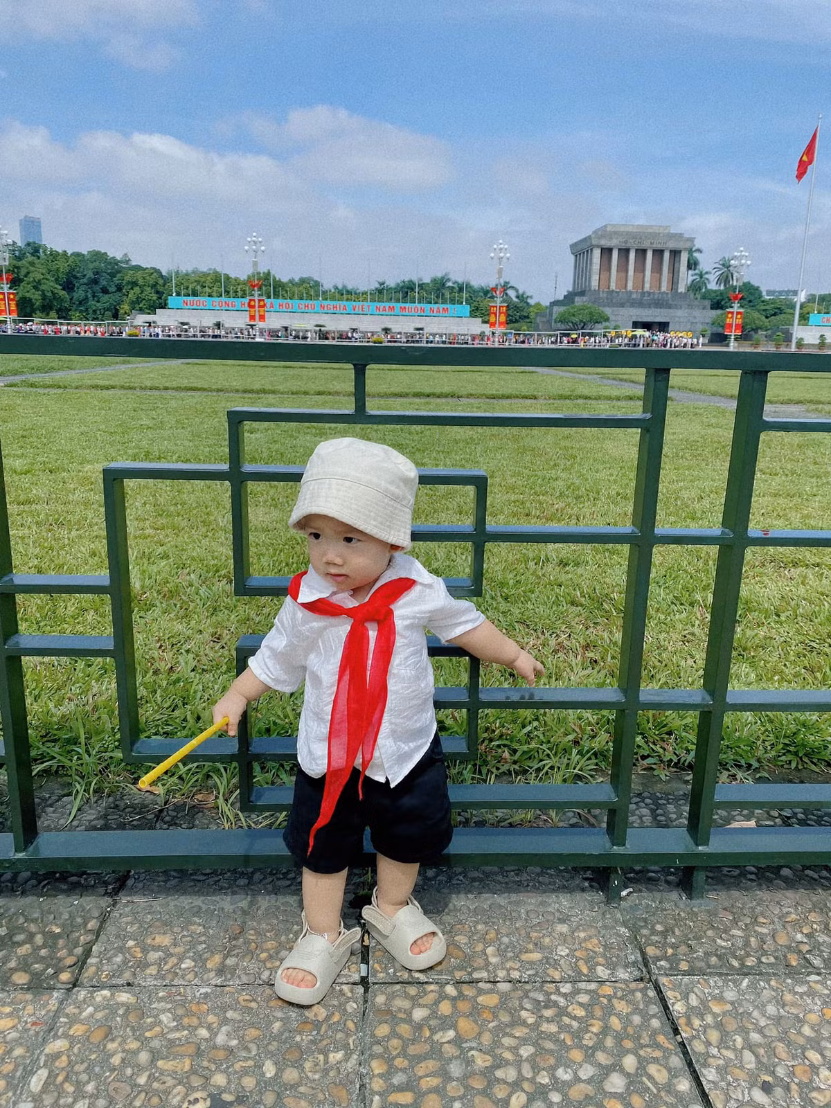 Chụp ảnh cho con cái theo chủ đề mừng Quốc khánh cũng là cách để các bậc phụ huynh vừa truyền thụ tinh thần yêu nước cho trẻ vừa cảm nhận được tình yêu đó rõ ràng hơn, thấm thía hơn khi ngắm biểu cảm của trẻ trong quá trình chụp và trên các khuôn hình. (Ảnh: Lee Ng)