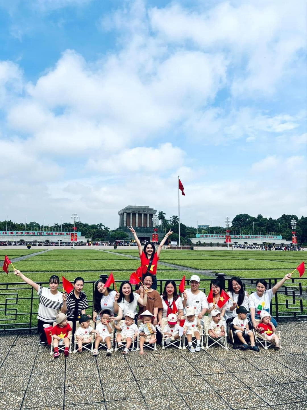 Những nụ cười tươi tắn, ánh mắt ngây thơ nhưng đầy niềm tự hào, tình yêu quê hương của các em bé làm nức lòng người lớn. (Ảnh: Phạm Nhật Linh)