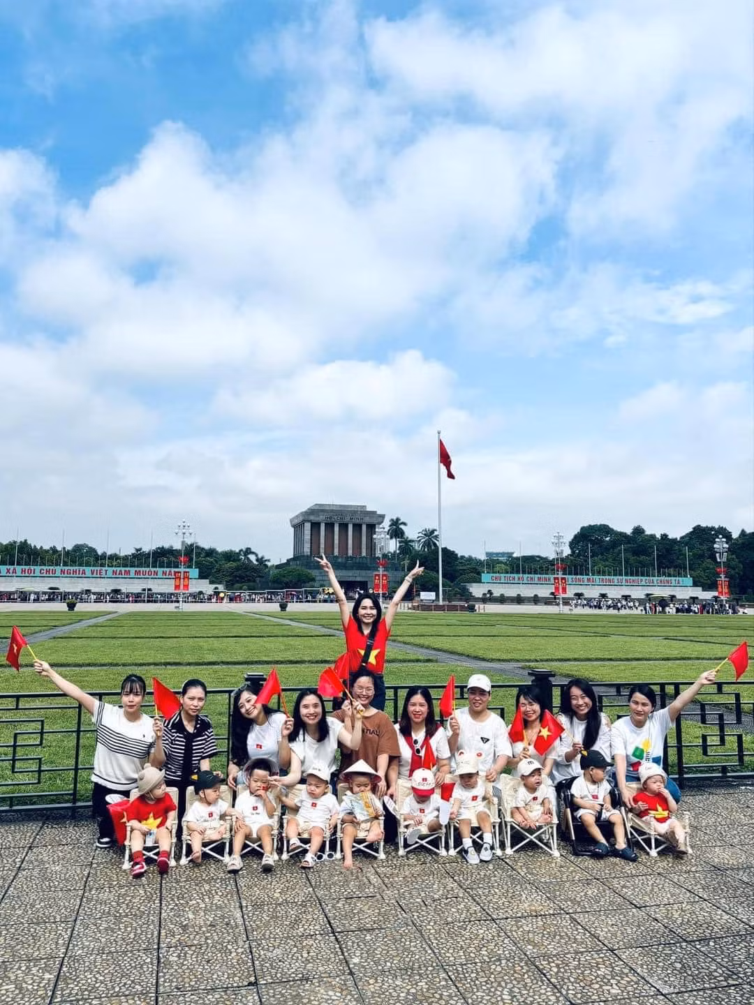 Những nụ cười tươi tắn, ánh mắt ngây thơ nhưng đầy niềm tự hào, tình yêu quê hương của các em bé làm nức lòng người lớn. (Ảnh: Phạm Nhật Linh)