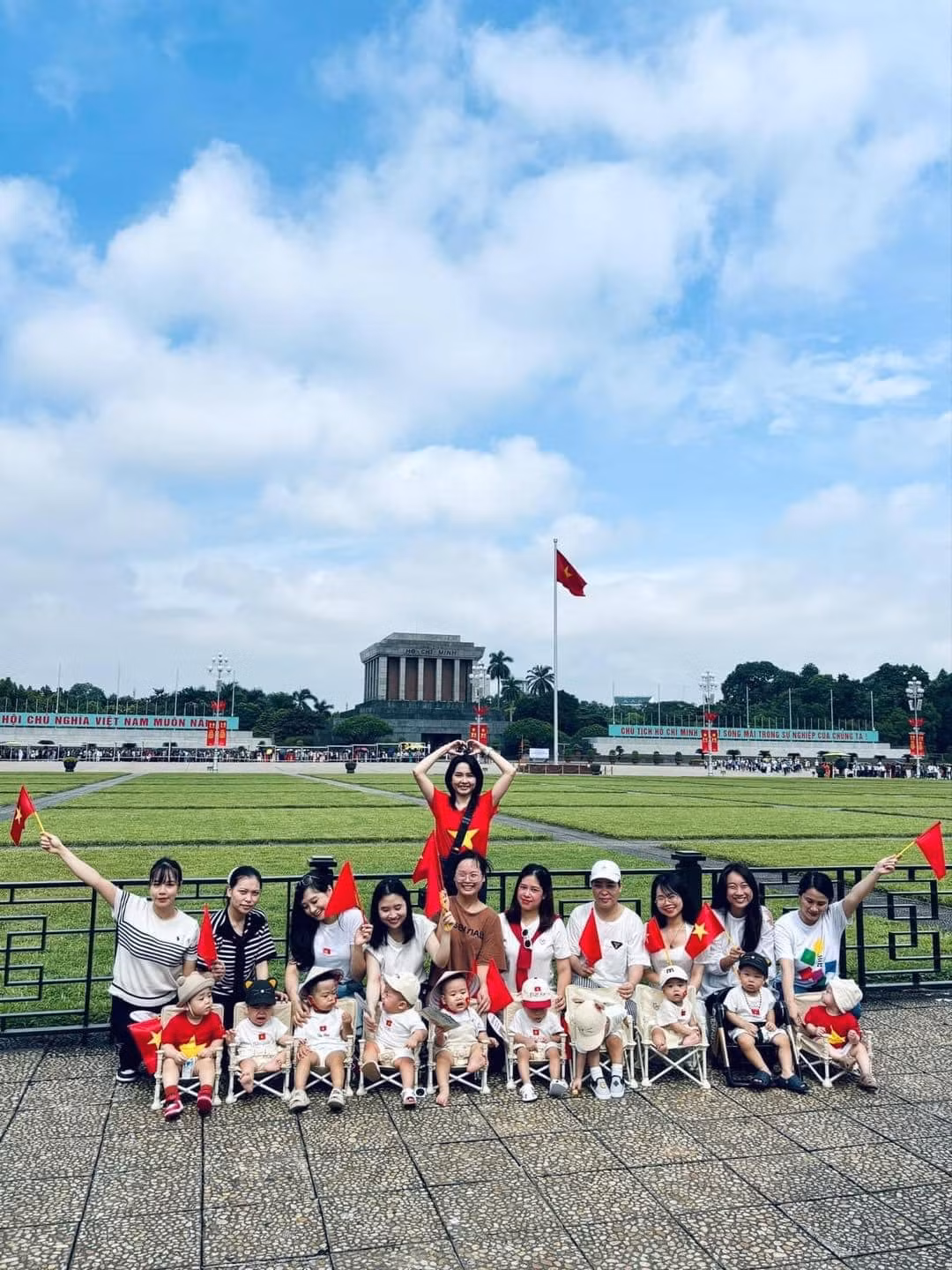 Nguyên đội hình "búp măng non" cưng xỉu trong trang phục chỉn chu. Các em bé đều được diện đồ trắng có hình lá cờ Tổ quốc, hoặc mặc áo hình lá cờ, đội nón lá. (Ảnh: Phạm Nhật Linh)