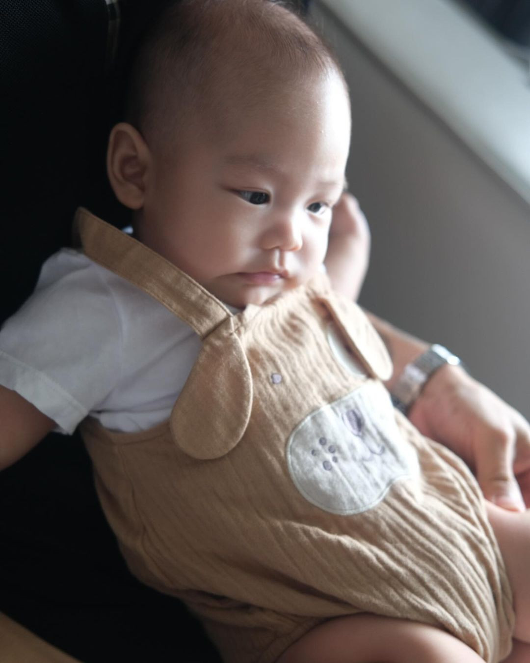 "Trộm vía" nhóc tỳ có gương mặt bầu bĩnh cùng làn da trắng giống mẹ.