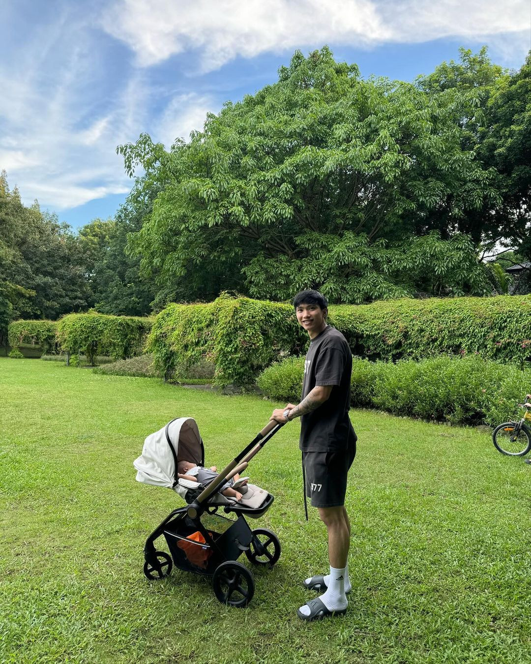 Bên dưới bài viết, nhiều fan liên tục chúc mừng hạnh phúc gia đình và cảm thán từ bây giờ sẽ được nhìn thấy mặt của cậu nhóc Lúa nhiều hơn.