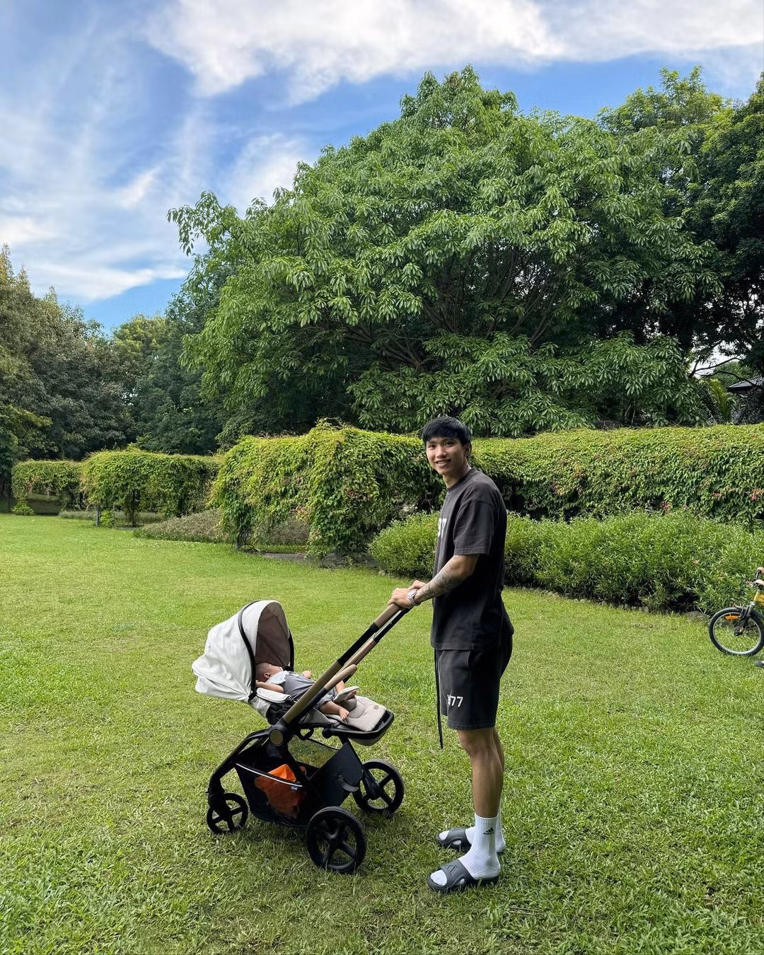 Bên dưới bài viết, nhiều fan liên tục chúc mừng hạnh phúc gia đình và cảm thán từ bây giờ sẽ được nhìn thấy mặt của cậu nhóc Lúa nhiều hơn.