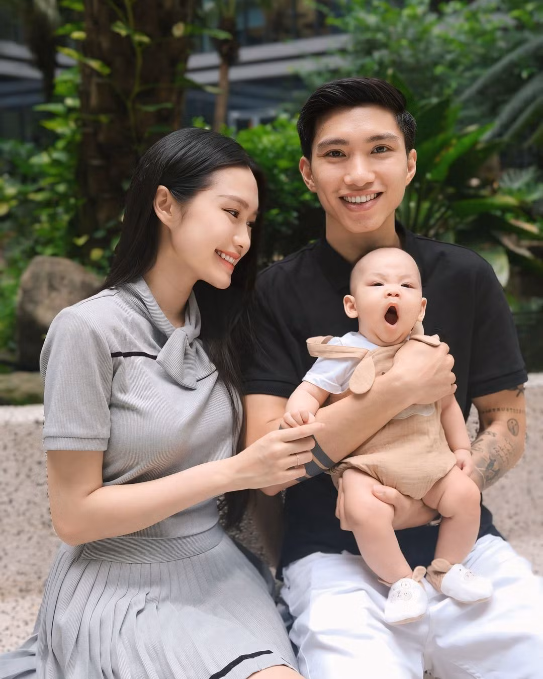 Vợ chồng Đoàn Văn Hậu thậm chí còn lập riêng cho con trai một tài khoản Instagram, thường xuyên đăng tải những khoảng khắc đáng yêu của cậu nhóc, mỗi hình ảnh đều được chụp một cách khéo léo để che đi dung mạo của em bé.