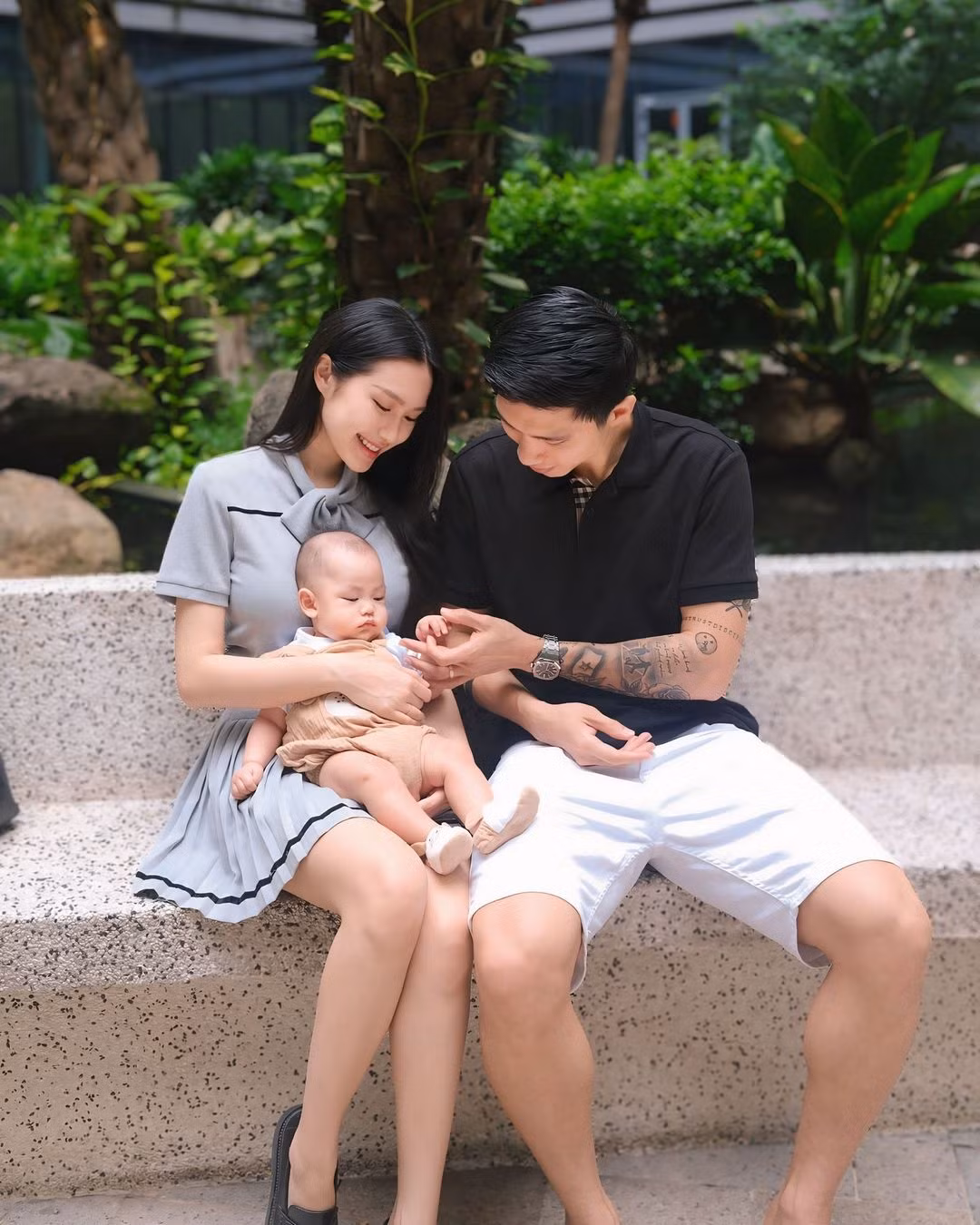 Mới đây, gia đình Doãn Hải My đã chính thức công khai diện mạo của con trai. Trong bức ảnh, Doãn Hải My không còn sử dụng sticker hay chụp ảnh góc nghiêng của con trai nữa.