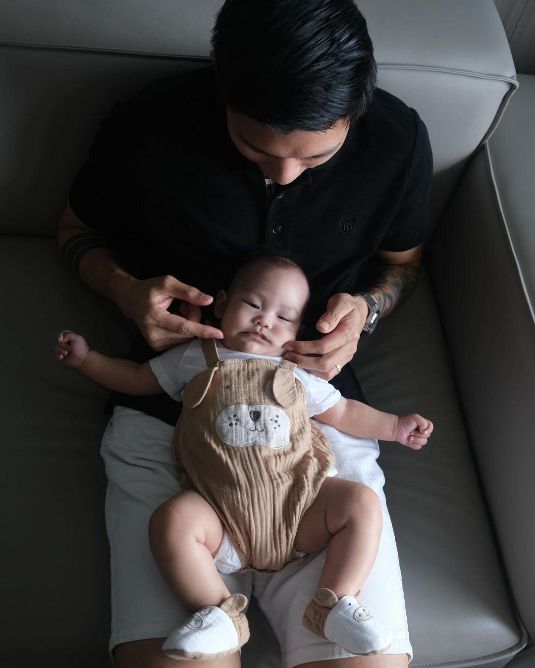 Đoàn Văn Hậu gia nhập hội nghiện con, khoe ảnh âu yếm bên bé "Lúa".