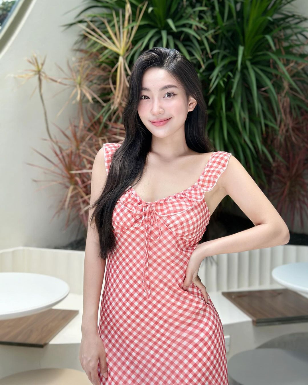 Nổi lên từ những năm học đại học, Huệ Chi được đánh giá có phong cách trông chững chạc hơn các bạn cùng trang lứa. Tuy nhiên điều này cũng giúp cô nàng có nét cuốn hút riêng.