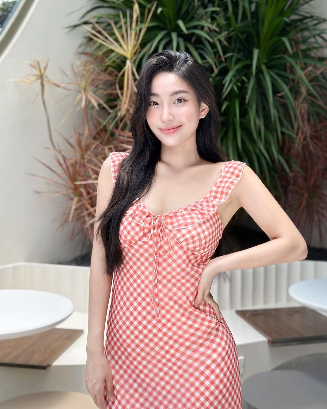 Nổi lên từ những năm học đại học, Huệ Chi được đánh giá có phong cách trông chững chạc hơn các bạn cùng trang lứa. Tuy nhiên điều này cũng giúp cô nàng có nét cuốn hút riêng.