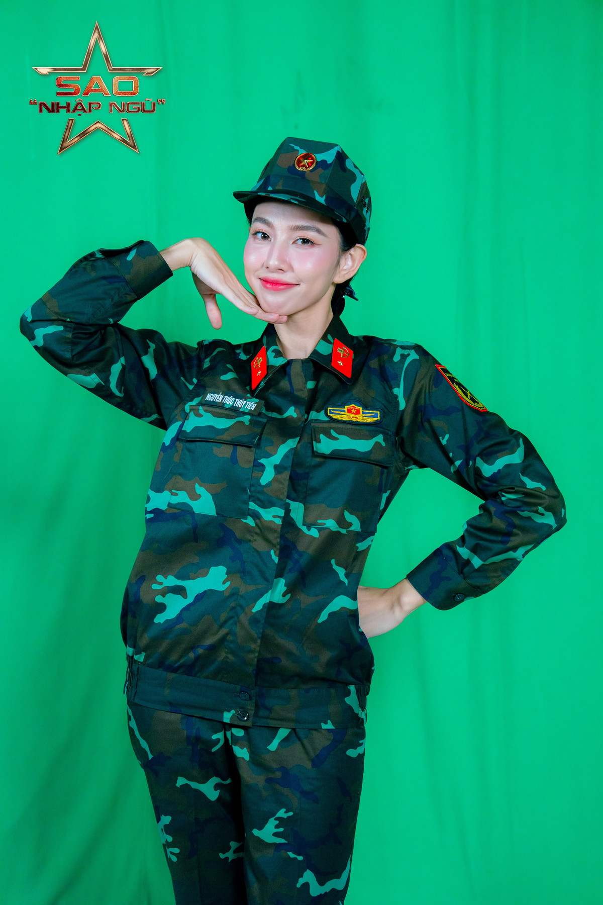 Tuy nhiên sau khi "xả vai", Hoa hậu sinh năm 1998 có thể diễn ngay vẻ nhí nhảnh của mình.