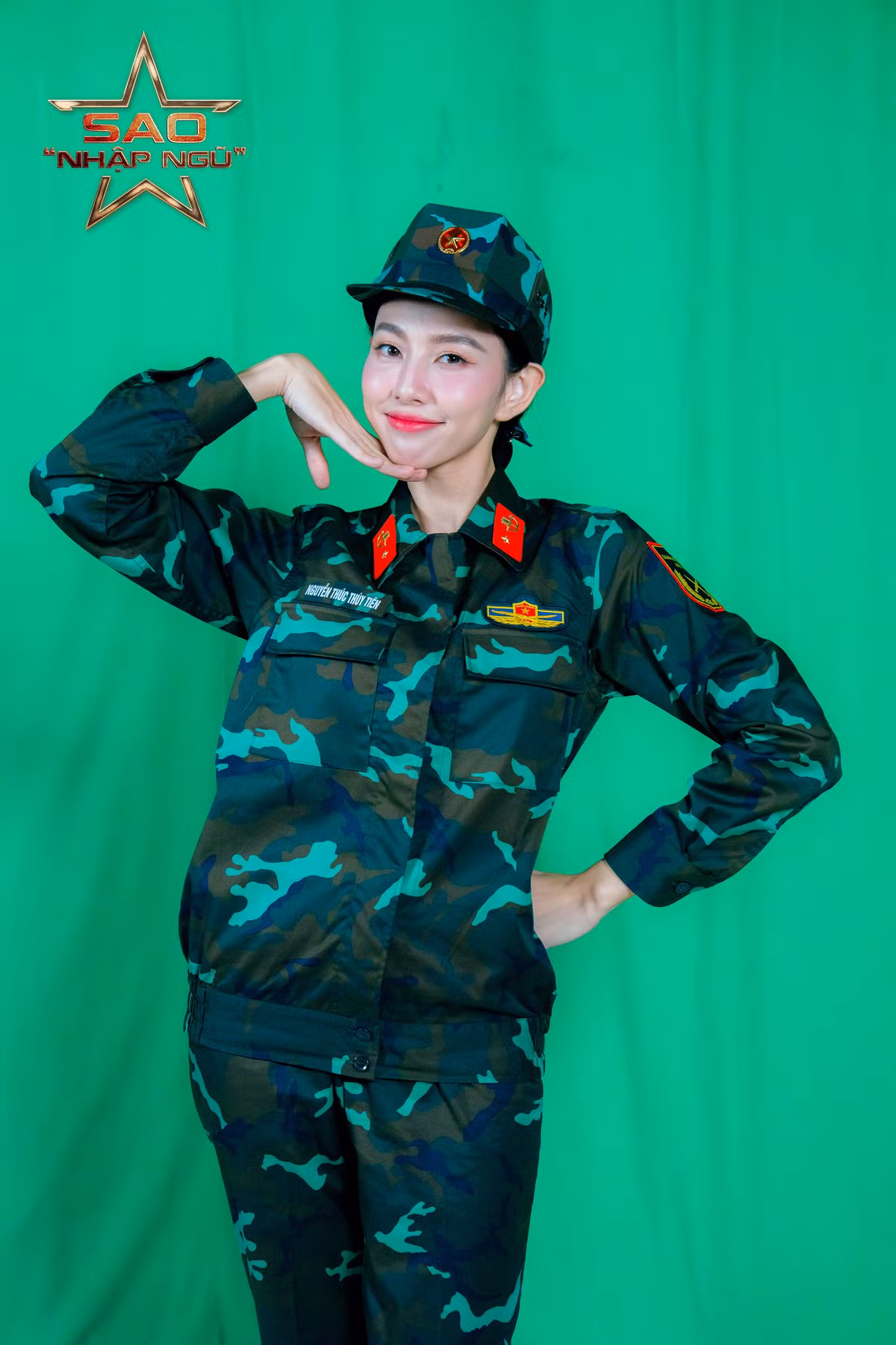 Tuy nhiên sau khi "xả vai", Hoa hậu sinh năm 1998 có thể diễn ngay vẻ nhí nhảnh của mình.