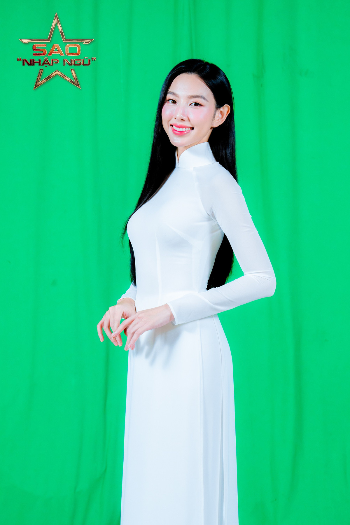 Sau đó, Thùy Tiên hỏi lại đâu cần xăm môi, có thể mang theo cây son mà. Hòa Minzy giải thích theo kiểu rất trải đời: "Thì do không phải lúc nào em cũng được mang theo son như hành trang đó, có những lúc em phải chọn mang theo cái khác".