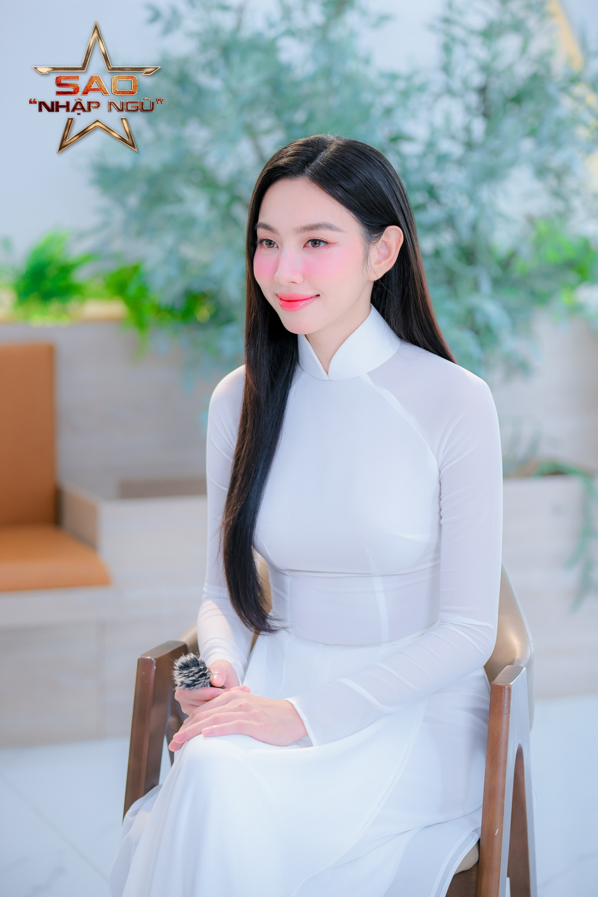 Thậm chí, Hòa Minzy còn xúi Thùy Tiên nhét son vào quần áo phía trong, rồi xin mọi người thông cảm cho mình.