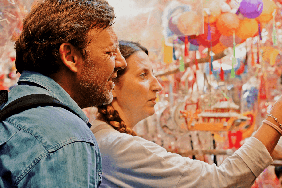 Không chỉ có người dân địa phương, du khách nước ngoài cũng bị thu hút và cực kỳ ấn tượng bởi vẻ đẹp lung linh của con phố đặc biệt này. 