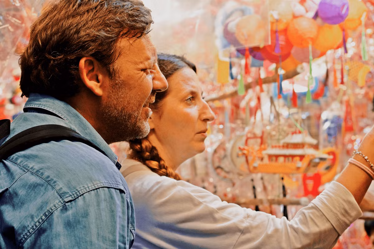 Không chỉ có người dân địa phương, du khách nước ngoài cũng bị thu hút và cực kỳ ấn tượng bởi vẻ đẹp lung linh của con phố đặc biệt này. 