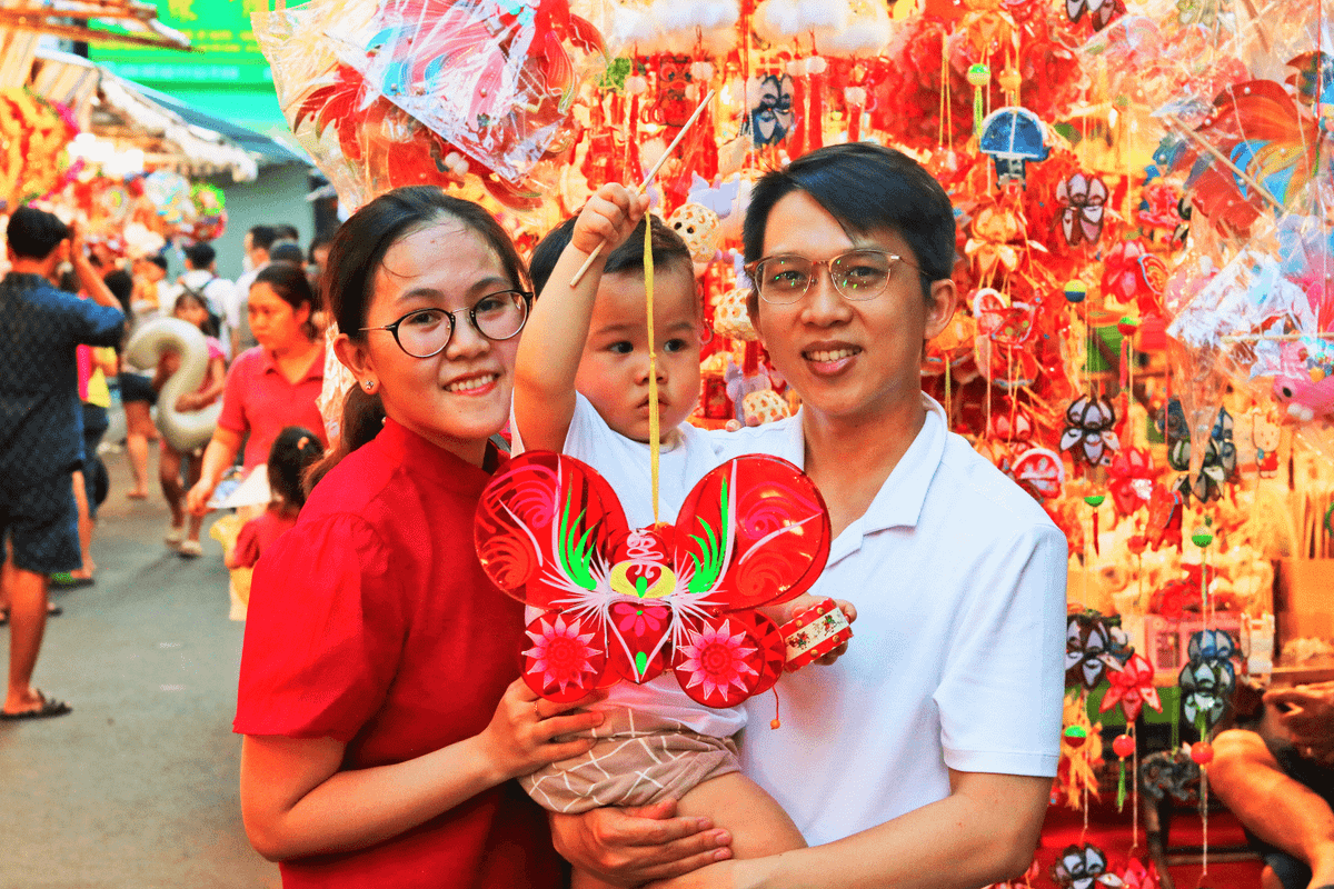 Khoảng 17 giờ mỗi ngày, nơi này tấp nập bạn trẻ đi cùng bạn bè, gia đình đến mua sắm, chụp hình và ngắm những chiếc lồng đèn rực rỡ màu sắc.