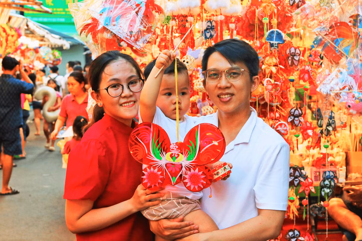 Khoảng 17 giờ mỗi ngày, nơi này tấp nập bạn trẻ đi cùng bạn bè, gia đình đến mua sắm, chụp hình và ngắm những chiếc lồng đèn rực rỡ màu sắc.