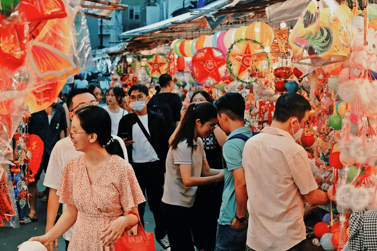 Một đoạn đường dài được phủ đầy hai bên đường là những chiếc lồng đèn đủ màu sắc từ đỏ, vàng, xanh, tím… lung linh như đang ở Hội An.