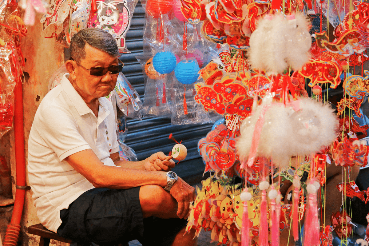 Các hộ kinh doanh thân thiện, nồng nhiệt mời khách mua hàng bằng cách “thi nhau” dùng trống lắc tay thu hút sự chú ý đến khách tham quan. 