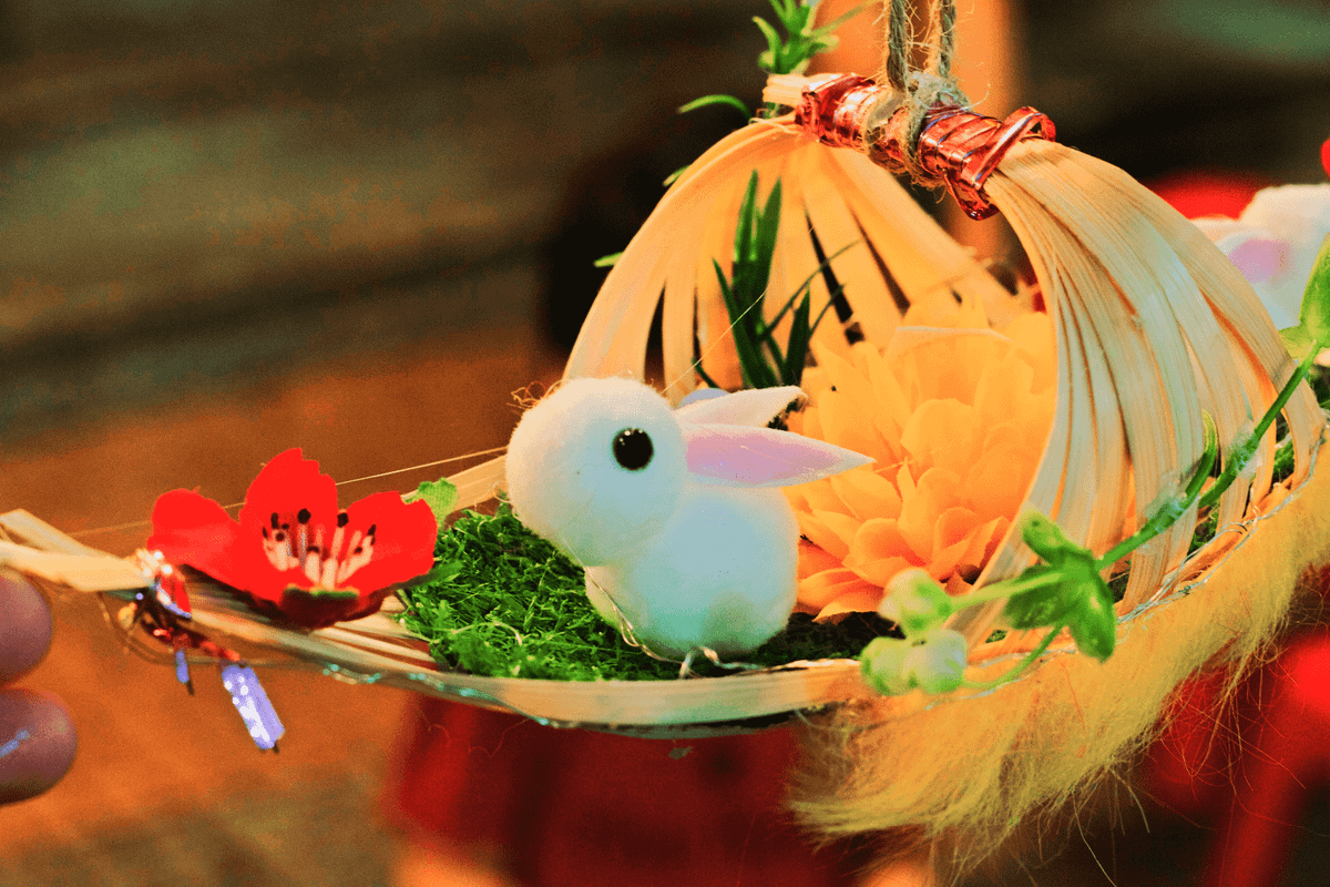 Phong phú mẫu mã lồng đèn, từ lồng đèn truyền thống khung tre cho tới lồng đèn điện tử phát nhạc. Giá cả thì tùy theo chất liệu, kích cỡ. Trung bình mỗi chiếc từ 30.000 đến 60.000 đồng, loại lớn thì vài trăm ngàn đồng.