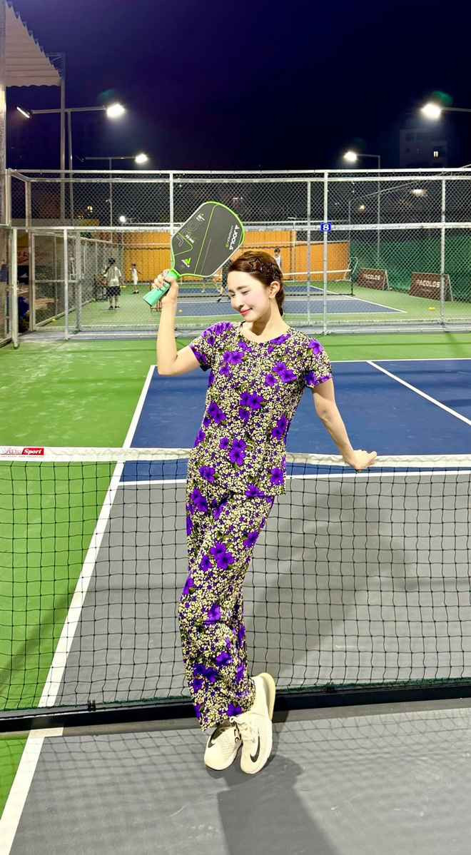 Người đẹp 8X viết trên trang cá nhân: "Thời trang ra sân sau một ngày bão mạng… Đi pickleball thế này ổn không mọi người. Tím mộng mơ hoa nhí…".